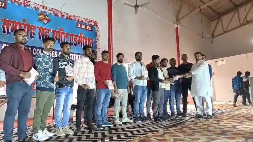 समस्तीपुर: रियाना ग्रुप का मिलन समारोह, B.Ed के 20 मेधावी छात्र मेडल से सम्मानित; दर्जनों ने कराया नामांकन 1