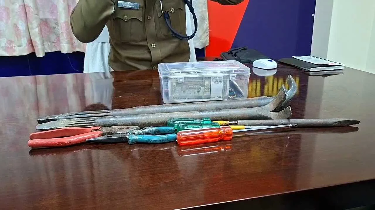 नालंदा पुलिस की बड़ी कार्रवाई लहेरी थाना क्षेत्र के शिक्षानगर में हुई बड़ी चोरी का 5 दिन में किया उद्भेदन, 6 अपराधी गिरफ्तार 2