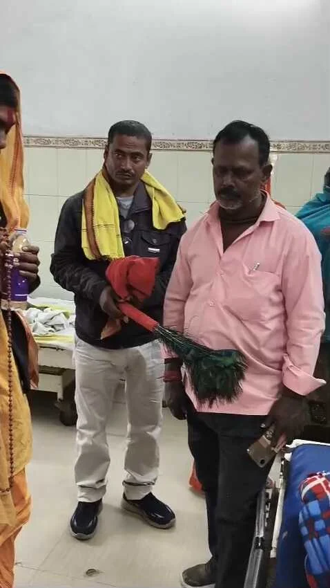 ​'सिस्टम' पर भारी अंधविश्वास: समस्तीपुर अस्पताल में भगत ने किया 'इलाज', वीडियो वायरल 3