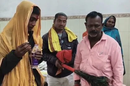 ​'सिस्टम' पर भारी अंधविश्वास: समस्तीपुर अस्पताल में भगत ने किया 'इलाज', वीडियो वायरल 2