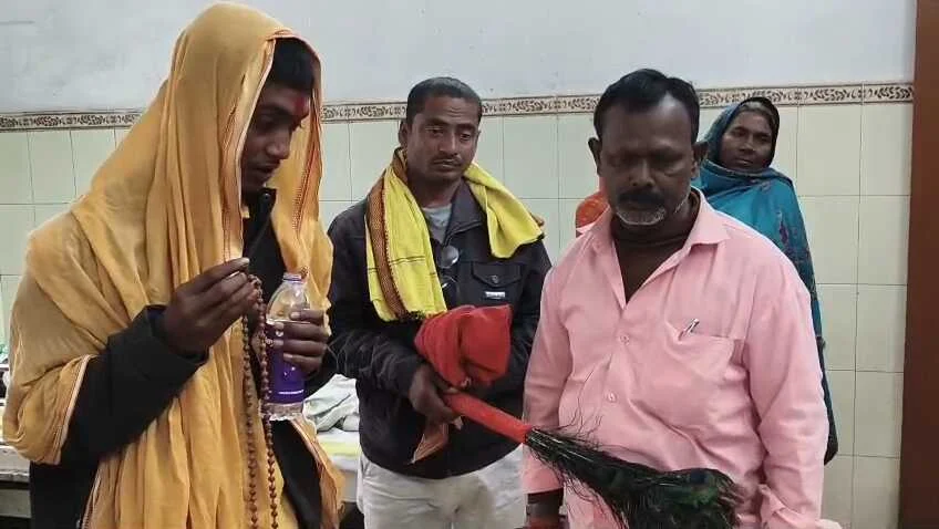 ​'सिस्टम' पर भारी अंधविश्वास: समस्तीपुर अस्पताल में भगत ने किया 'इलाज', वीडियो वायरल 4