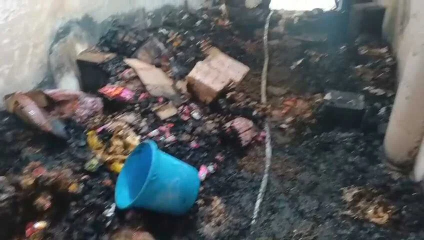 समस्तीपुर: चंदोपट्टी में देर रात आग का तांडव, किराना दुकान जलकर राख, 25 लाख का नुकसान, बिजली के शॉर्ट सर्किट से आग आशंका 2