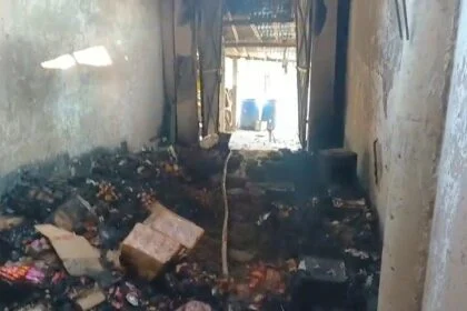 समस्तीपुर: चंदोपट्टी में देर रात आग का तांडव, किराना दुकान जलकर राख, 25 लाख का नुकसान, बिजली के शॉर्ट सर्किट से आग आशंका 4