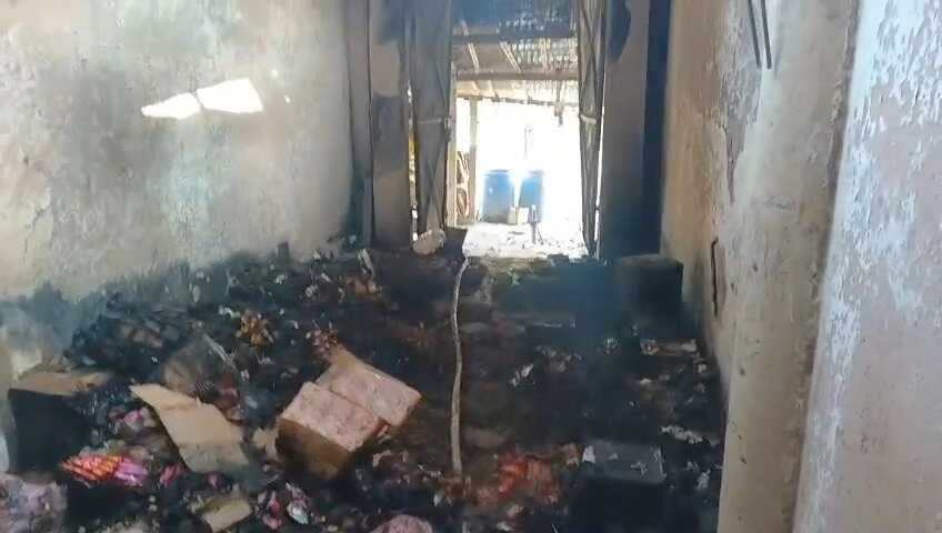 समस्तीपुर: चंदोपट्टी में देर रात आग का तांडव, किराना दुकान जलकर राख, 25 लाख का नुकसान, बिजली के शॉर्ट सर्किट से आग आशंका 13