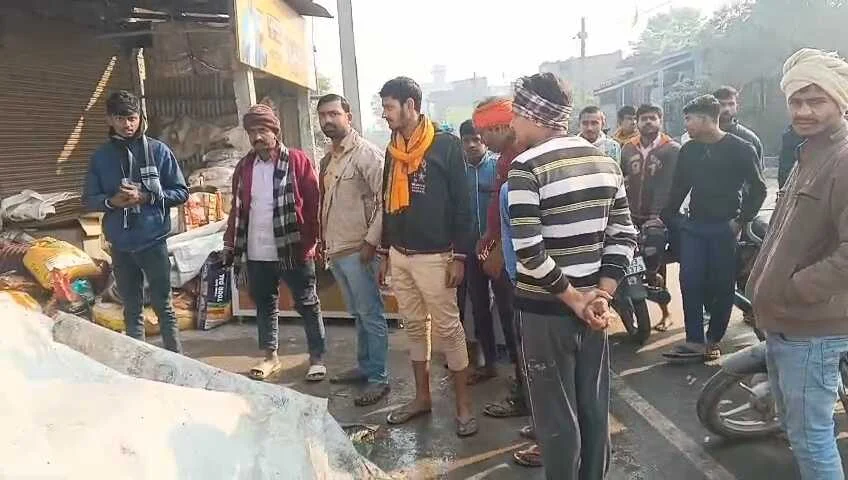 समस्तीपुर: चंदोपट्टी में देर रात आग का तांडव, किराना दुकान जलकर राख, 25 लाख का नुकसान, बिजली के शॉर्ट सर्किट से आग आशंका 3