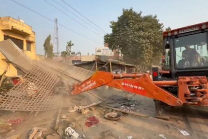 समस्तीपुर में गरजा बुलडोजर: मुसरीघरारी में भारी पुलिस बल के बीच हटा अतिक्रमण, अवैध दुकानें जमींदोज 18