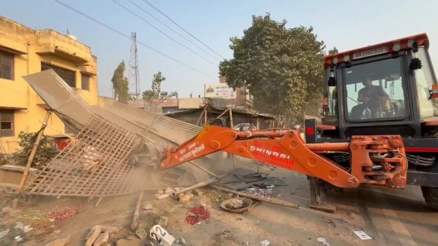 समस्तीपुर में गरजा बुलडोजर: मुसरीघरारी में भारी पुलिस बल के बीच हटा अतिक्रमण, अवैध दुकानें जमींदोज 1