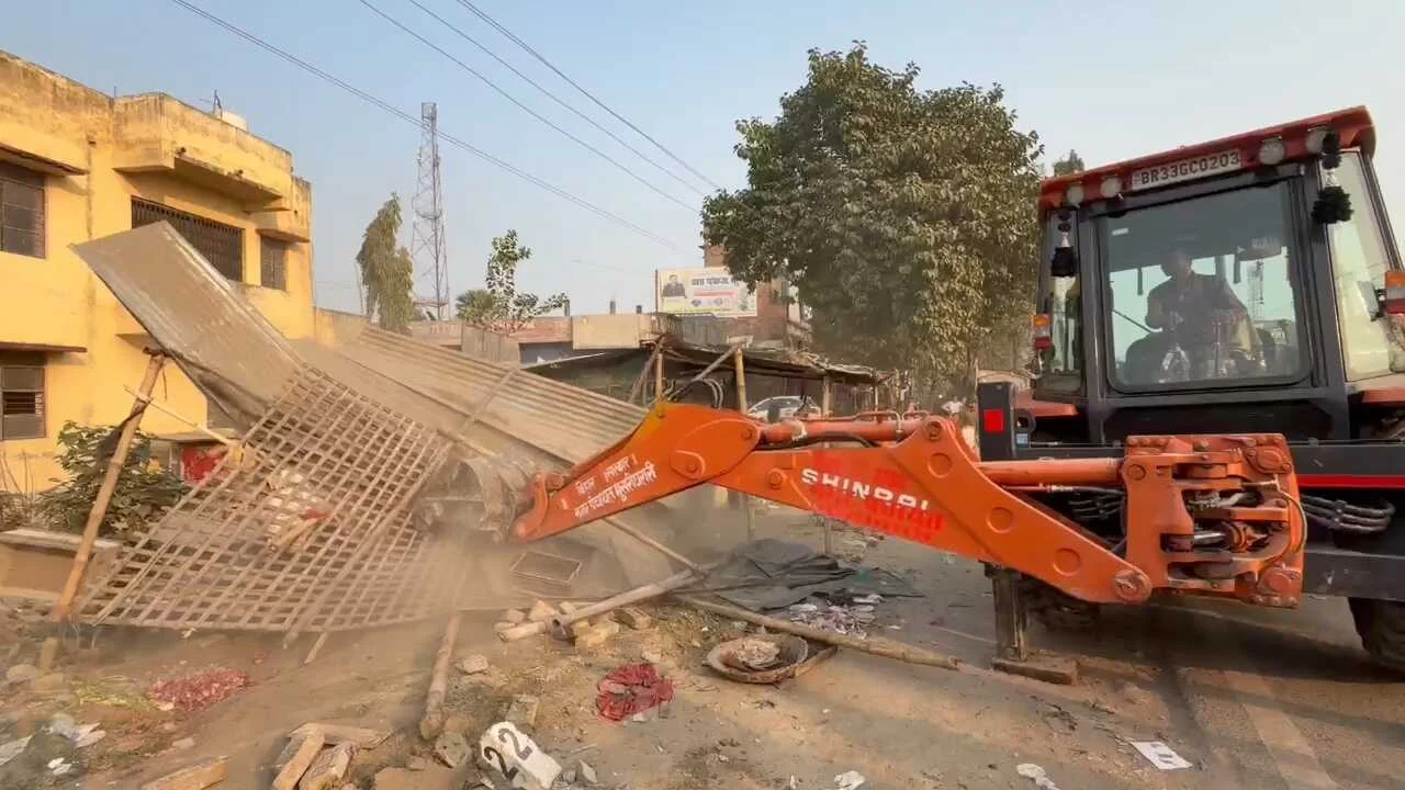 समस्तीपुर में गरजा बुलडोजर: मुसरीघरारी में भारी पुलिस बल के बीच हटा अतिक्रमण, अवैध दुकानें जमींदोज 14