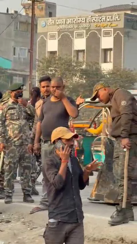 समस्तीपुर में गरजा बुलडोजर: मुसरीघरारी में भारी पुलिस बल के बीच हटा अतिक्रमण, अवैध दुकानें जमींदोज 3