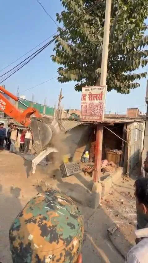 समस्तीपुर में गरजा बुलडोजर: मुसरीघरारी में भारी पुलिस बल के बीच हटा अतिक्रमण, अवैध दुकानें जमींदोज 2