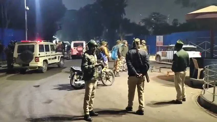 बेगूसराय में सनसनी: बरौनी रिफाइनरी के 'हाई सिक्योरिटी जोन' में चली गोली, CISF जवान की पत्नी घायल 2