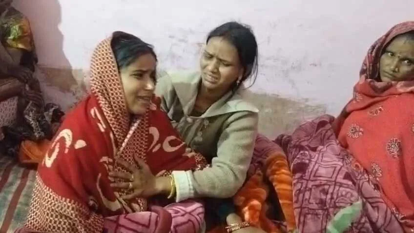 समस्तीपुर: पेड़ से टकराकर जख्मी युवक की मौत, आक्रोशित लोगों ने सड़क जाम कर किया आगजनी, परिजनों ने लगाया हत्या का आरोप 2