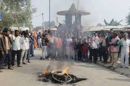 समस्तीपुर: पेड़ से टकराकर जख्मी युवक की मौत, आक्रोशित लोगों ने सड़क जाम कर किया आगजनी, परिजनों ने लगाया हत्या का आरोप 2