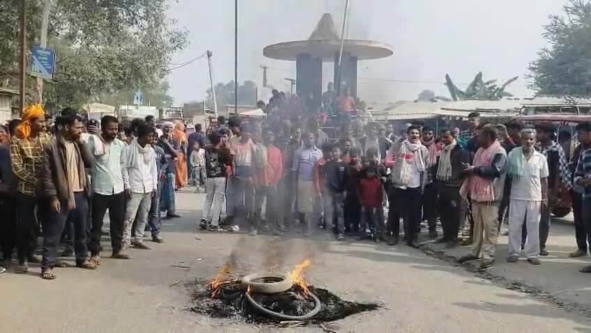 समस्तीपुर: पेड़ से टकराकर जख्मी युवक की मौत, आक्रोशित लोगों ने सड़क जाम कर किया आगजनी, परिजनों ने लगाया हत्या का आरोप 11