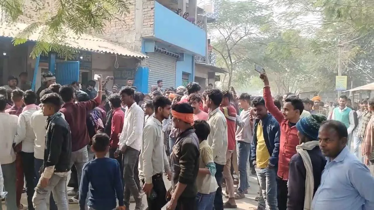 समस्तीपुर: पेड़ से टकराकर जख्मी युवक की मौत, आक्रोशित लोगों ने सड़क जाम कर किया आगजनी, परिजनों ने लगाया हत्या का आरोप 4