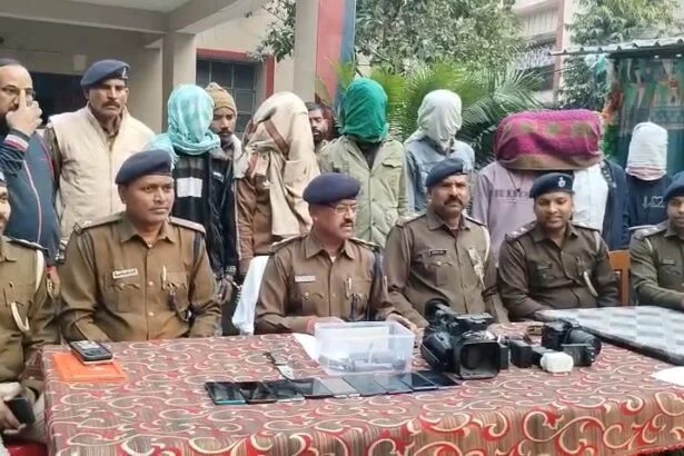 समस्तीपुर के रोसड़ा में बड़ी कार्रवाई: लुट और डकैती की योजना बनाते 7 अपराधी गिरफ्तार, अवैध हथियार व लूटी गई वाहन बरामद 3