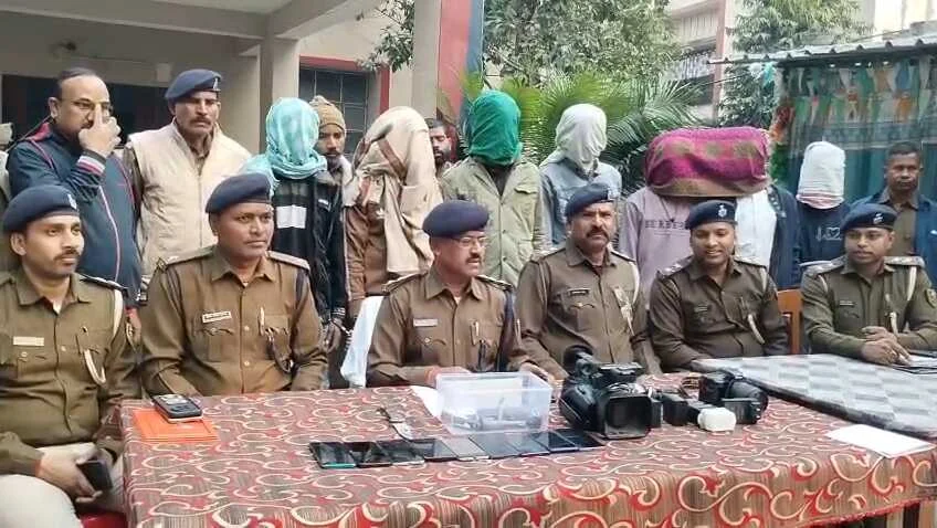 समस्तीपुर के रोसड़ा में बड़ी कार्रवाई: लुट और डकैती की योजना बनाते 7 अपराधी गिरफ्तार, अवैध हथियार व लूटी गई वाहन बरामद 9