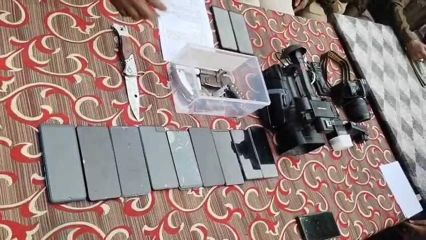 समस्तीपुर के रोसड़ा में बड़ी कार्रवाई: लुट और डकैती की योजना बनाते 7 अपराधी गिरफ्तार, अवैध हथियार व लूटी गई वाहन बरामद 3