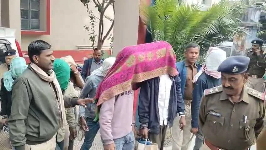 समस्तीपुर के रोसड़ा में बड़ी कार्रवाई: लुट और डकैती की योजना बनाते 7 अपराधी गिरफ्तार, अवैध हथियार व लूटी गई वाहन बरामद 4