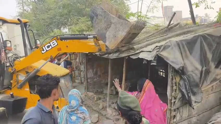 समस्तीपुर: मगरदही घाट और स्टेशन रोड पर चला प्रशासन का बुलडोजर, अतिक्रमणकारियों में मचा हड़कंप 2