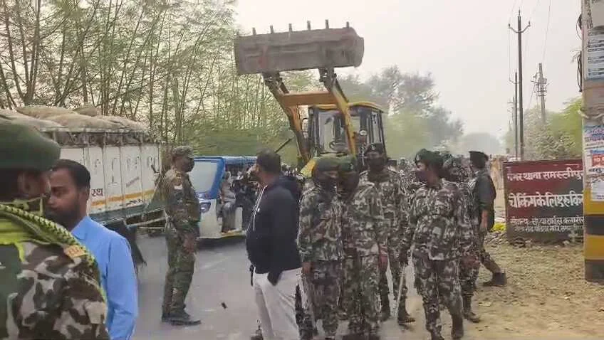 समस्तीपुर: मगरदही घाट और स्टेशन रोड पर चला प्रशासन का बुलडोजर, अतिक्रमणकारियों में मचा हड़कंप 3