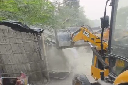 समस्तीपुर: मगरदही घाट और स्टेशन रोड पर चला प्रशासन का बुलडोजर, अतिक्रमणकारियों में मचा हड़कंप 23