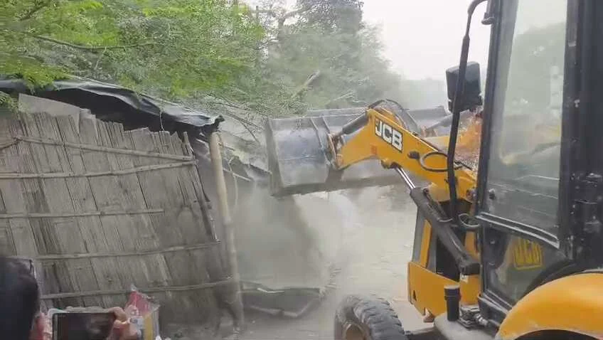 समस्तीपुर: मगरदही घाट और स्टेशन रोड पर चला प्रशासन का बुलडोजर, अतिक्रमणकारियों में मचा हड़कंप 1