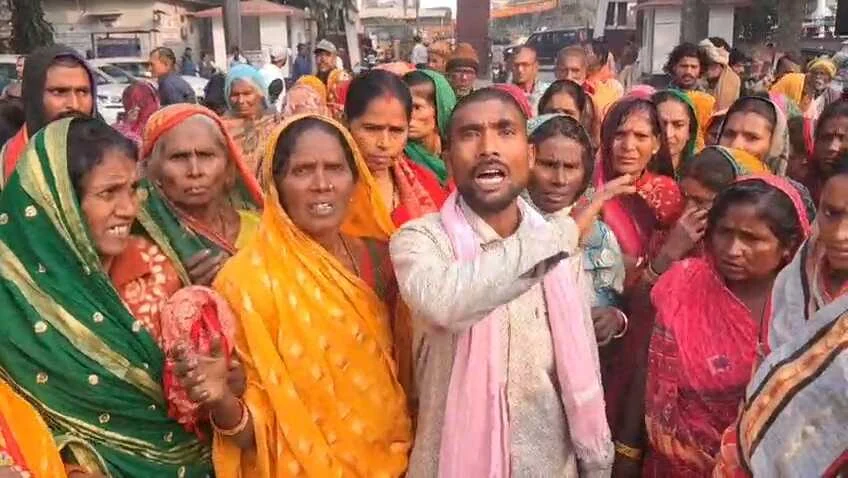 समस्तीपुर: उजड़े आशियाने का दर्द लेकर डीएम दरबार पहुंचे सैकड़ों लोग, कड़ाके की ठंड में खुले आसमान के नीचे गुजार रहे रात 3