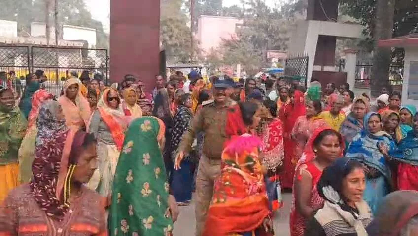 समस्तीपुर: उजड़े आशियाने का दर्द लेकर डीएम दरबार पहुंचे सैकड़ों लोग, कड़ाके की ठंड में खुले आसमान के नीचे गुजार रहे रात 4