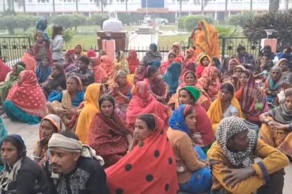 समस्तीपुर: उजड़े आशियाने का दर्द लेकर डीएम दरबार पहुंचे सैकड़ों लोग, कड़ाके की ठंड में खुले आसमान के नीचे गुजार रहे रात 8