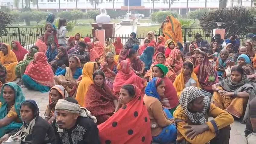 समस्तीपुर: उजड़े आशियाने का दर्द लेकर डीएम दरबार पहुंचे सैकड़ों लोग, कड़ाके की ठंड में खुले आसमान के नीचे गुजार रहे रात 1