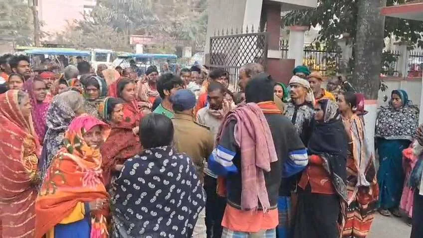 समस्तीपुर: उजड़े आशियाने का दर्द लेकर डीएम दरबार पहुंचे सैकड़ों लोग, कड़ाके की ठंड में खुले आसमान के नीचे गुजार रहे रात 2