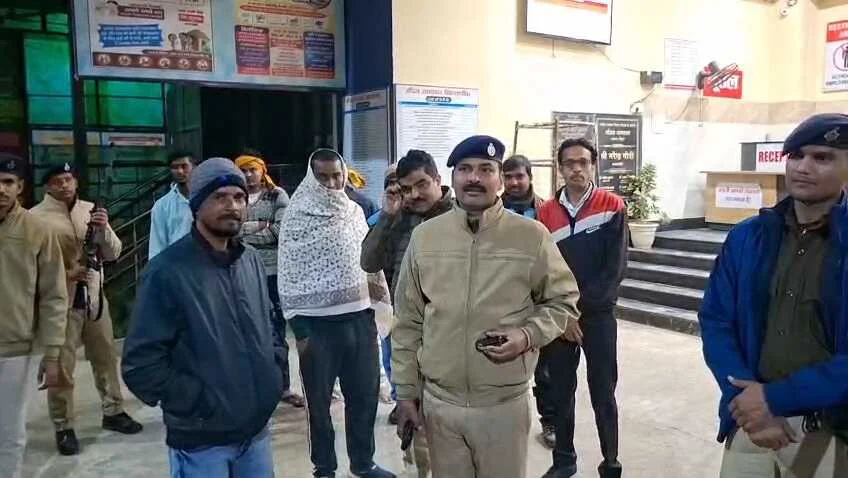 नालंदा: सरमेरा प्रखंड के चेरो पंचायत के मुखिया पति को बदमाशों ने मारी गोली, घर जाने के दौरान मारी गोली, जांघ मे लगी गोली 3