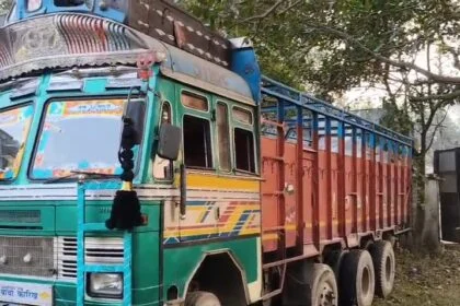 समस्तीपुर: सिंघिया पुलिस का बड़ा प्रहार, 12 चक्का ट्रक से 4000 लीटर से अधिक विदेशी शराब जब्त 16