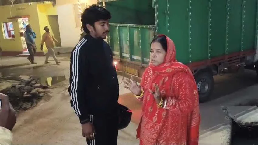 बेगूसराय में खुशियां बनीं मातम: 3 दिसंबर को मनाई थी सालगिरह, अब फंदे से लटकी मिली महिला, इलाके में सनसनी 1