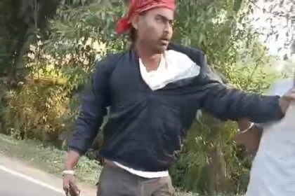 समस्तीपुर: दलसिंहसराय के बल्लोचक में युवक के घर पर चढ़कर फायरिंग करना पड़ा महंगा, भीड़ ने आरोपी को पीटकर पुलिस को सौंपा 51