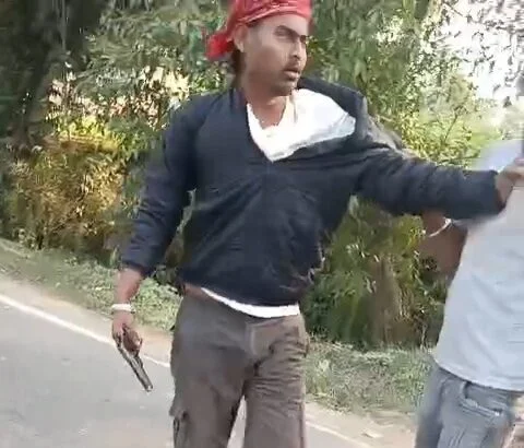 समस्तीपुर: दलसिंहसराय के बल्लोचक में युवक के घर पर चढ़कर फायरिंग करना पड़ा महंगा, भीड़ ने आरोपी को पीटकर पुलिस को सौंपा 1