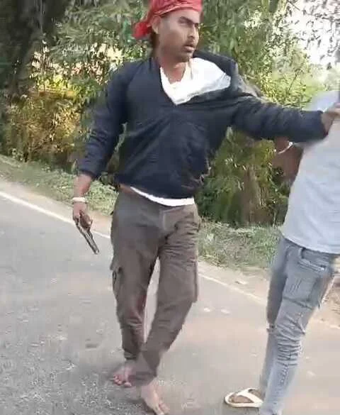 समस्तीपुर: दलसिंहसराय के बल्लोचक में युवक के घर पर चढ़कर फायरिंग करना पड़ा महंगा, भीड़ ने आरोपी को पीटकर पुलिस को सौंपा 4