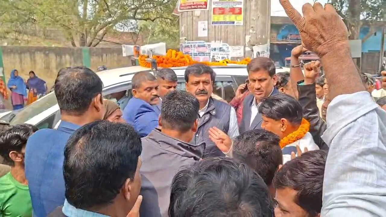 बिहार शरीफ में मॉब लिंचिंग पीड़ित परिवार से मिले मंत्री जमा खान, आर्थिक मदद सौंपी; कहा- जल्द बनेगा सख्त कानून 2