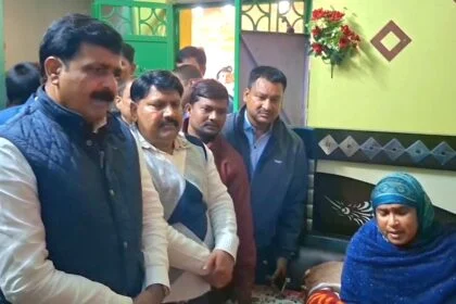 बिहार शरीफ में मॉब लिंचिंग पीड़ित परिवार से मिले मंत्री जमा खान, आर्थिक मदद सौंपी; कहा- जल्द बनेगा सख्त कानून 26