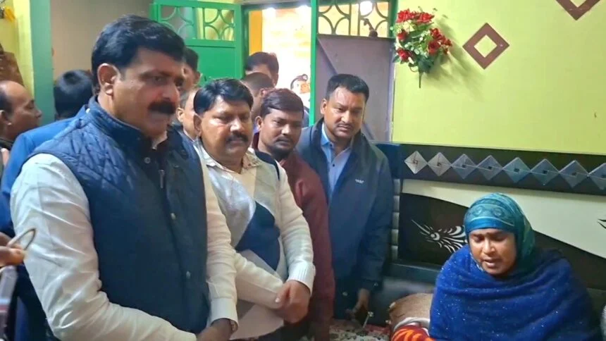 बिहार शरीफ में मॉब लिंचिंग पीड़ित परिवार से मिले मंत्री जमा खान, आर्थिक मदद सौंपी; कहा- जल्द बनेगा सख्त कानून 1