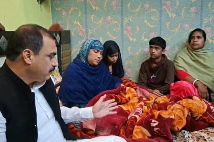 नवादा मॉब लिंचिंग: पीड़ित परिवार से मिले कांग्रेस नेता उमैर खान, दोषियों को कड़ी सजा देने की मांग की 2