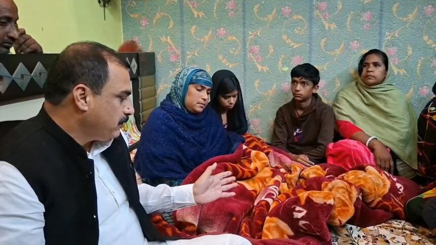 नवादा मॉब लिंचिंग: पीड़ित परिवार से मिले कांग्रेस नेता उमैर खान, दोषियों को कड़ी सजा देने की मांग की 1