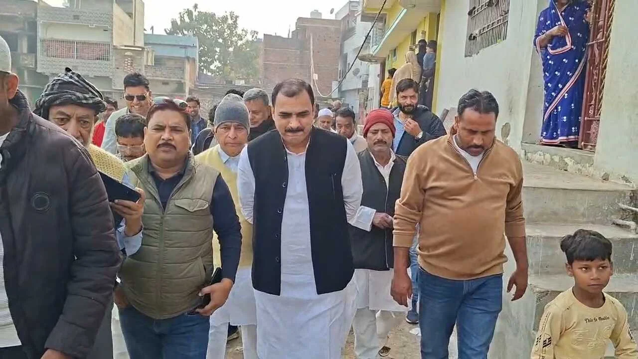 नवादा मॉब लिंचिंग: पीड़ित परिवार से मिले कांग्रेस नेता उमैर खान, दोषियों को कड़ी सजा देने की मांग की 3