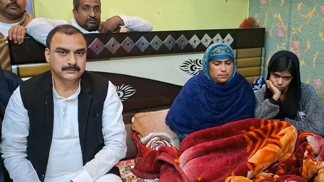 नवादा मॉब लिंचिंग: पीड़ित परिवार से मिले कांग्रेस नेता उमैर खान, दोषियों को कड़ी सजा देने की मांग की 2