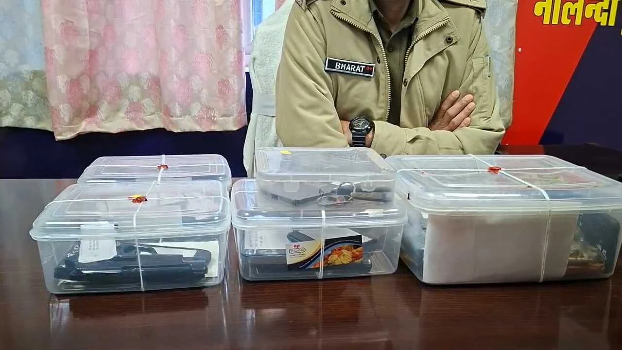 नालंदा: लहेरी पुलिस और एसटीएफ ने सोहनकूआ इलाके मे की सयुंक्त कारवाई, 153 जिन्दा कारतूस और पांच हथियार 11 मैगजीन और स्कार्पियो किया जब्त, पांच हथियार तस्कर गिरफ्तार 2