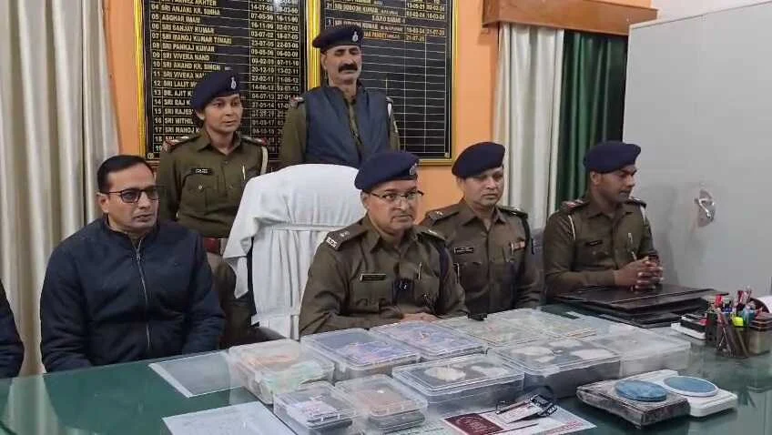 बेगूसराय में स्मैक तस्करी के अंतरराष्ट्रीय सिंडिकेट का भंडाफोड़: 80 लाख का स्मैक और 20 लाख कैश बरामद 1