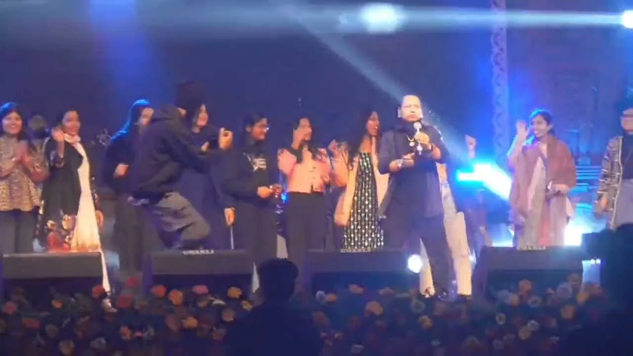 राजगीर महोत्सव के पहले दिन कैलाश खेर के गीतों पर झूम उठा जनसैलाब, खचाखच भरा महोत्सव स्थल, मंच से कैलाश खेर ने की बिहार और नालंदा की जमकर तारीफ 3