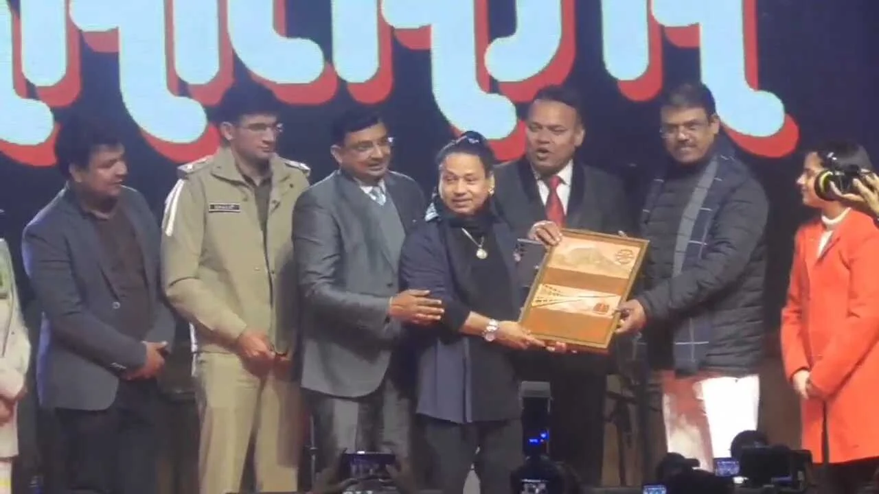 राजगीर महोत्सव के पहले दिन कैलाश खेर के गीतों पर झूम उठा जनसैलाब, खचाखच भरा महोत्सव स्थल, मंच से कैलाश खेर ने की बिहार और नालंदा की जमकर तारीफ 2