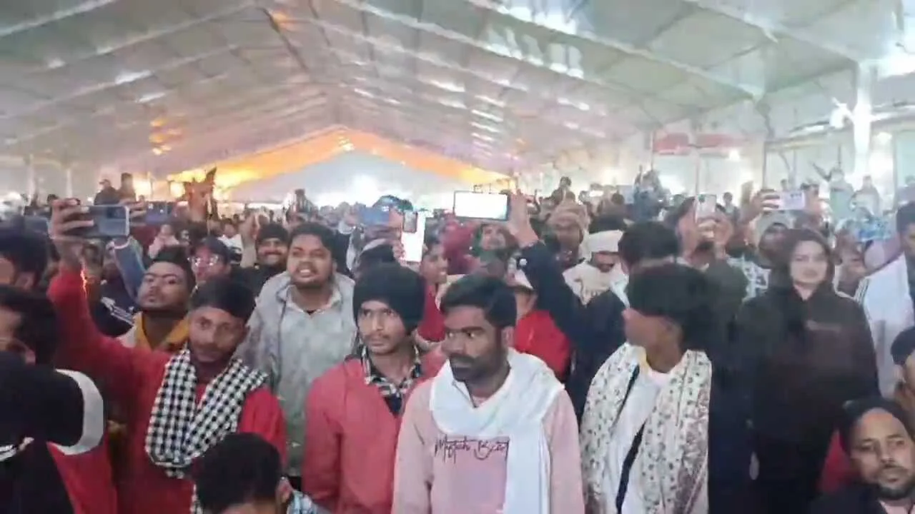 राजगीर महोत्सव के पहले दिन कैलाश खेर के गीतों पर झूम उठा जनसैलाब, खचाखच भरा महोत्सव स्थल, मंच से कैलाश खेर ने की बिहार और नालंदा की जमकर तारीफ 4